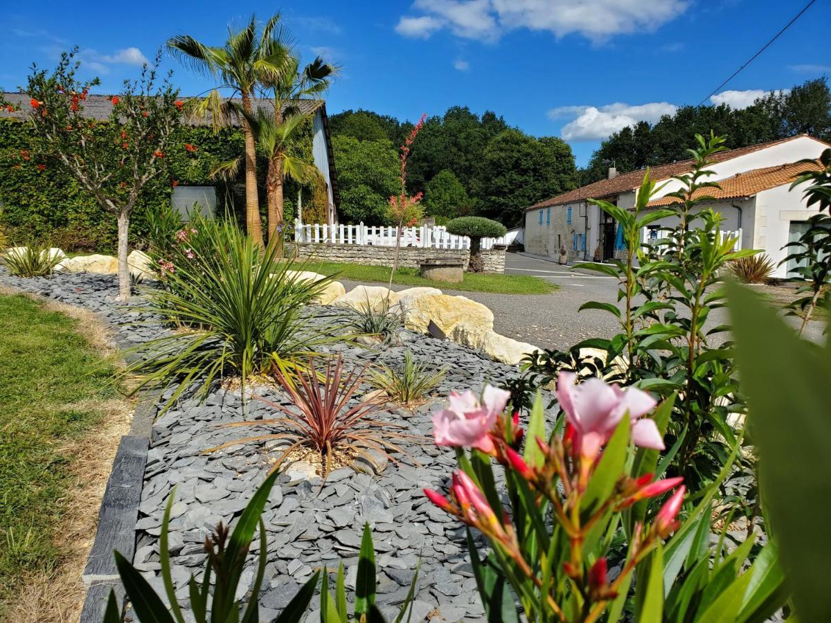 Les Cuves - Saintes Bed and Breakfast Chaniers Buitenkant foto